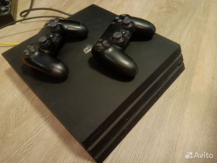 Sony PS4 Pro 1Tb + 2 геймпада