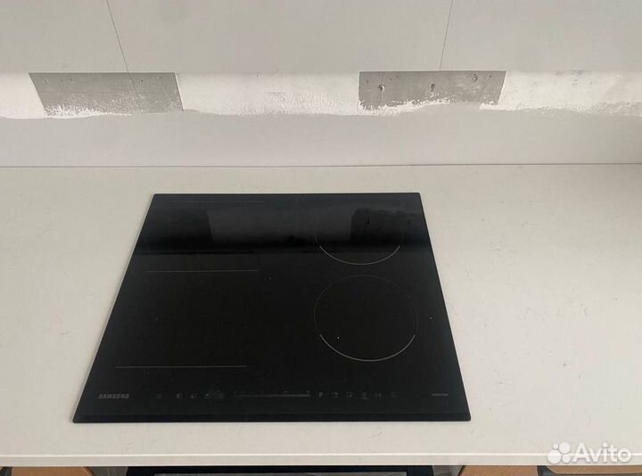 Стол со столешницей из искусственного камня