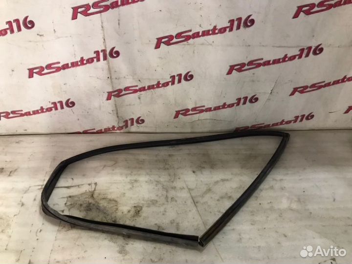 Уплотнитель стекла перед правый Hyundai Sonata 4