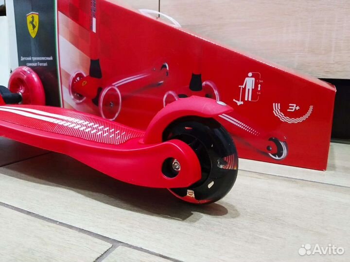 Самокат Ferrari новый