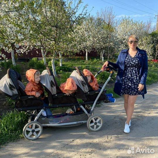 Коляска тройняшкам