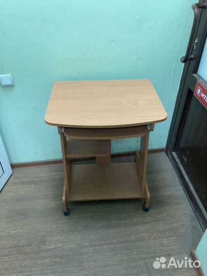 Стол компьютерный на колесах