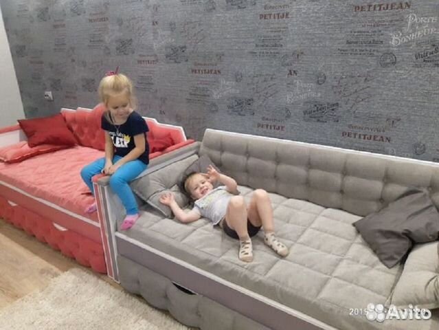 Кровать-диван в каретной стяжке