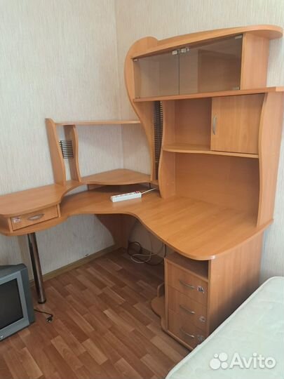 Компьютерный стол угловой с полками