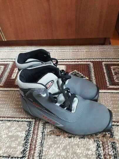Продам лыжные ботинки 38 размера