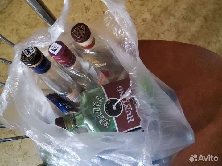 Темные пластиковые бутылки пустые банки