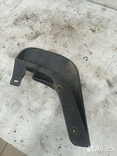 Брызговик передний правый Renault Sandero 1.6