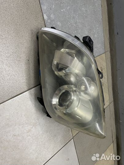 Фара передняя левая ксенон Toyota Avensis T250