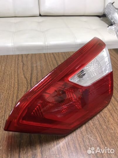 Фонарь задний правый внутренний Ford Focus 3 седан
