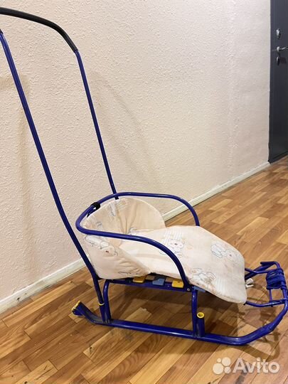 Санки с колесиками и ручкой