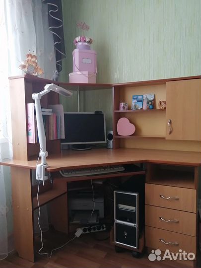 Угловой письменный стол с полками