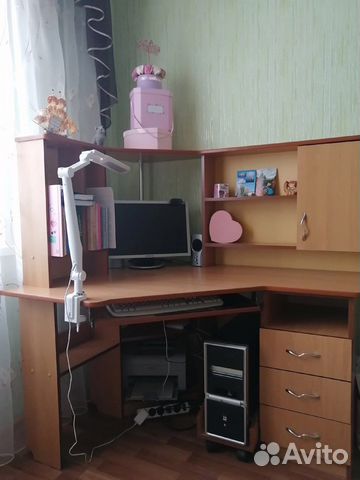 Угловой письменный стол с полками