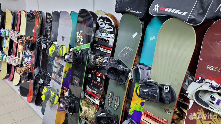 Сноуборды, лыжи и ботинки