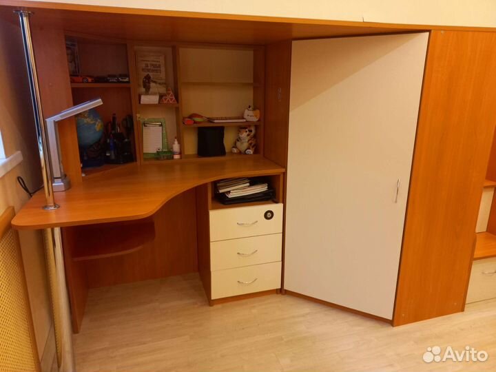 Детская кровать чердак со столом и шкафом