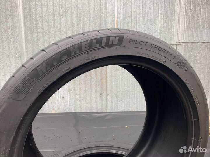 Michelin Pilot Sport 4 S 285/40 R22 и 325/35 R22