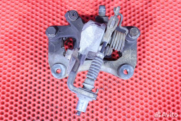 Суппорт тормозной задний левый Nissan Cefiro GF-WA