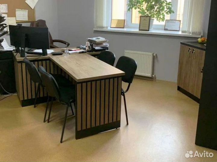 Офисный стол с брифингом