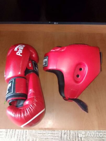 Боксерские перчатки и шлём