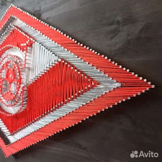 Картина из гвоздей и ниток