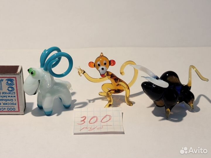 Фигурки из цветного стекла