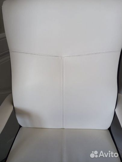 Кресло компьютерное Бюрократ белое