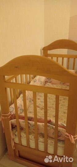 Детская кроватка с маятником и ящиком