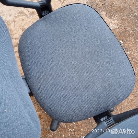 Два компьютерных кресла в хорошем состоянии