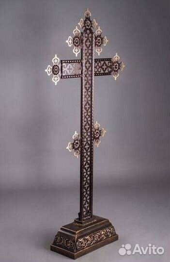 Крест могильный каменный с цветником