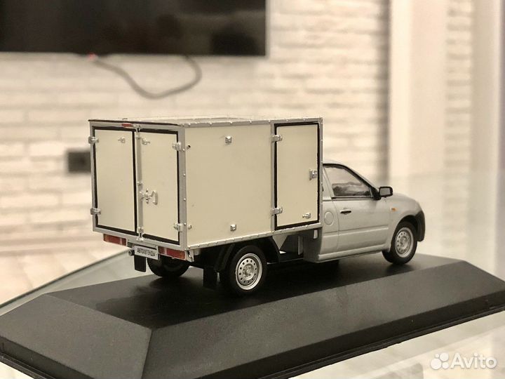 Модель автомобиля вис 2349 автолегенды 1:43