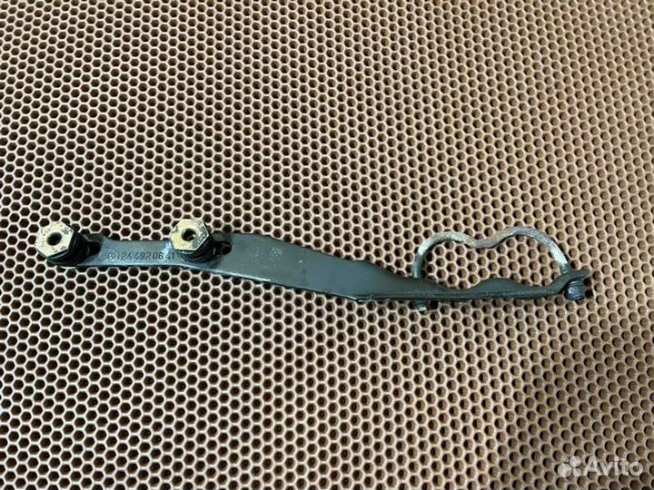 Крепление глушителя Mercedes-Benz E320 W124