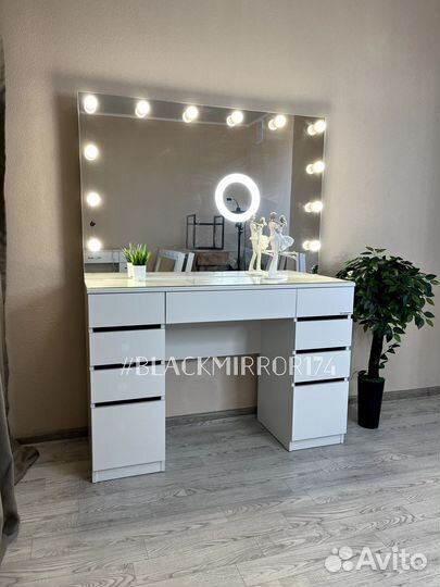 Макияжный столик с широким зеркалом и ящиками