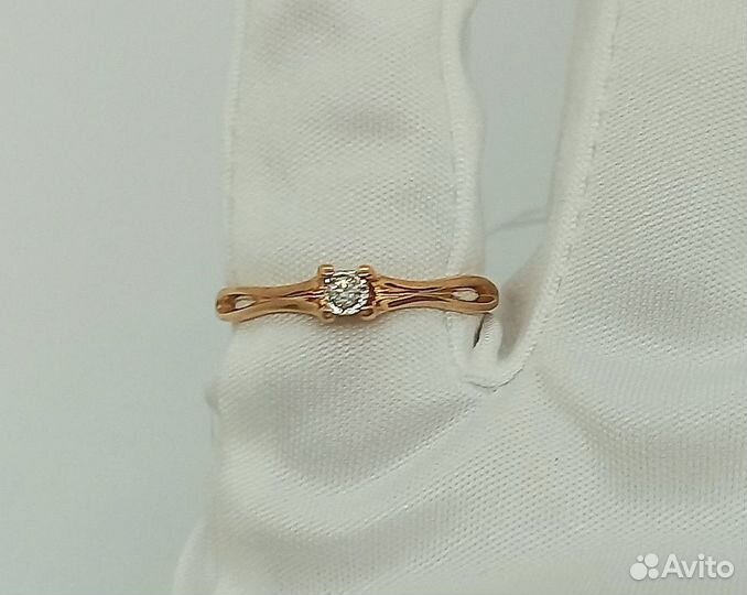 Золотое кольцо с бриллиантом 17,5р