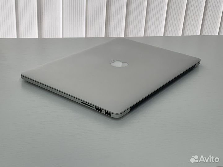 MacBook Pro 15 Retina 2015 i7/16 + illustrator