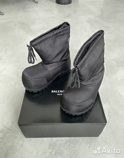 Balenciaga alaska fur boots на руках