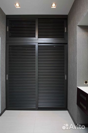 Шкаф с жалюзийными дверьми
