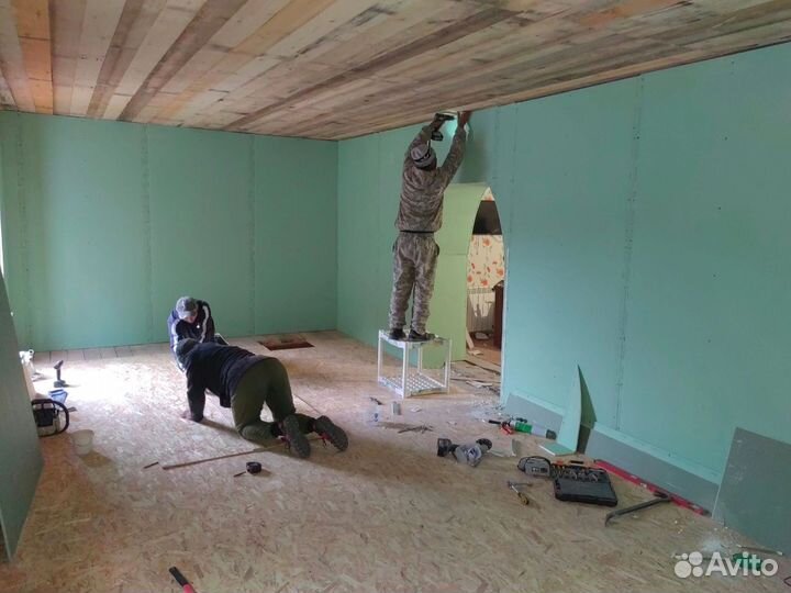 Бригада плотников строителей