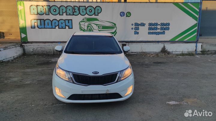 Накладка стекла переднего правого Kia Rio 3 82220-4Y000