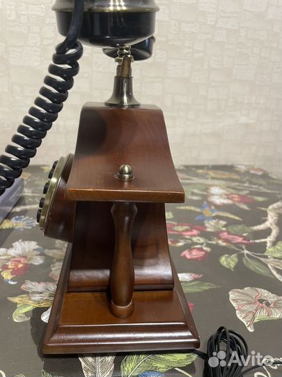 Старинный стационарный телефон