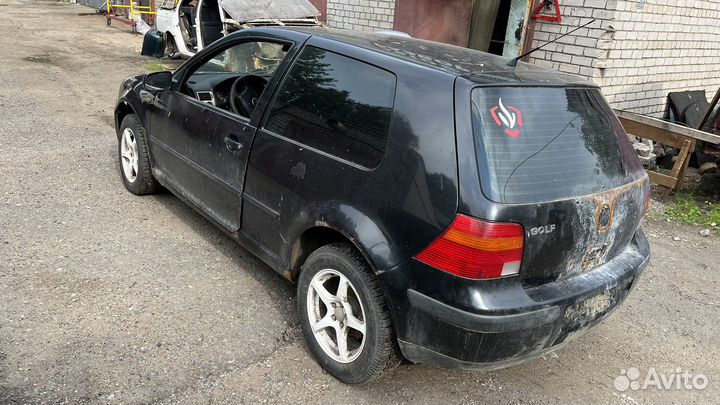 В разборе VW Гольф 4 купэ (1.4л)