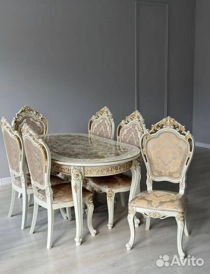 Столы и стулья красиво