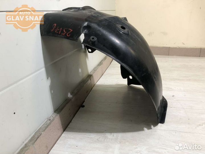 Подкрылок передний правый (пер. часть) Renault Flu