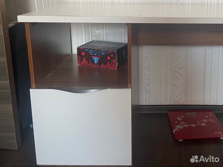 Письменный стол белый