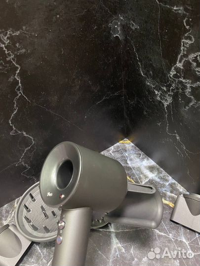 Фен Dyson в разных цветах