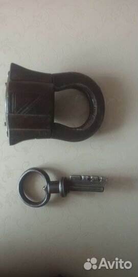 Навесной замок старинный