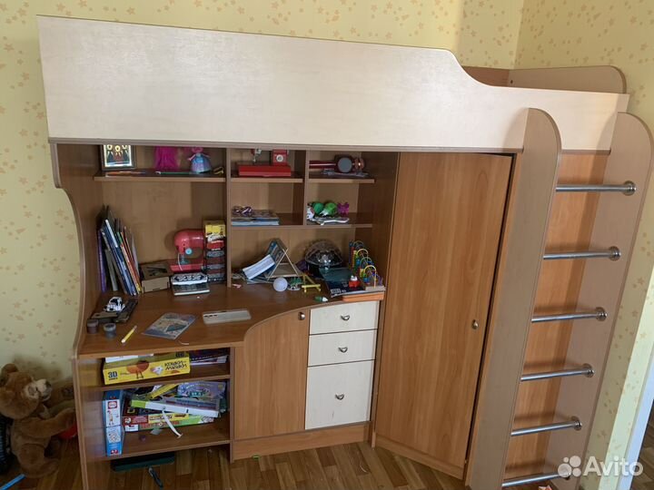 Детская кровать со столом и шкафом