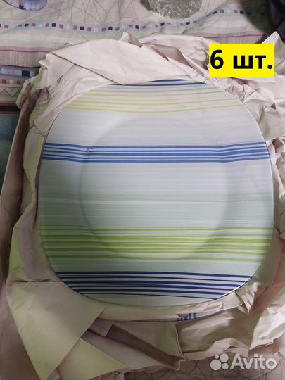 Посуда: тарелки, ваза, графин, чашка