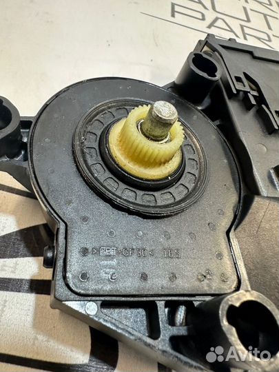 Моторчик стеклоподьёмника передний левый