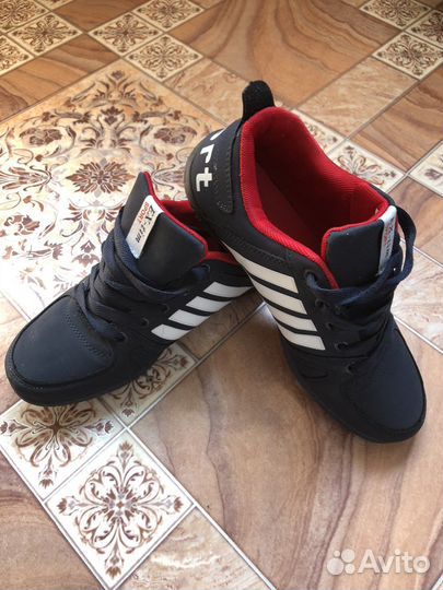 Кроссовки женские