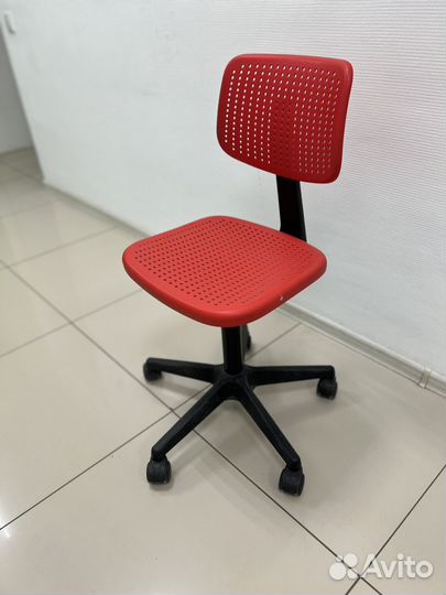 Стул на колесиках