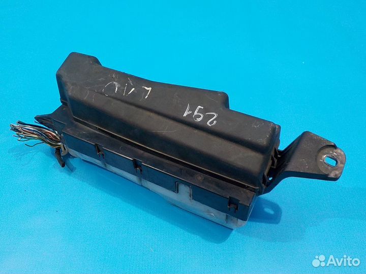 Блок предохранителей под капотом toyota Avensis (T250) 2003-2008